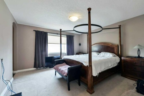 6 Royal Birkdale Court Nw, Calgary, AB - Indoor Photo Showing Bedroom
