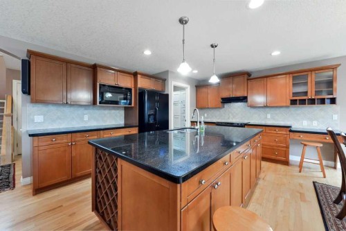 6 Royal Birkdale Court Nw, Calgary, AB - Indoor Photo Showing Kitchen