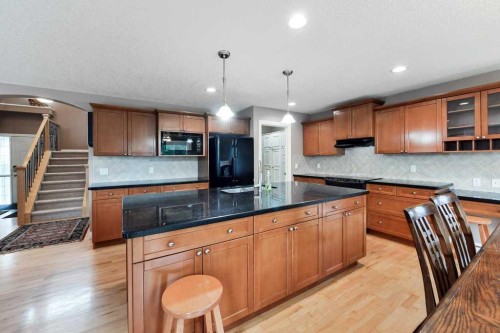 6 Royal Birkdale Court Nw, Calgary, AB - Indoor Photo Showing Kitchen