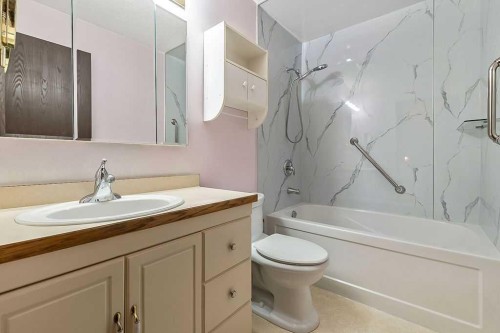 6416 28 Avenue Ne, Calgary, AB - Indoor Photo Showing Bathroom