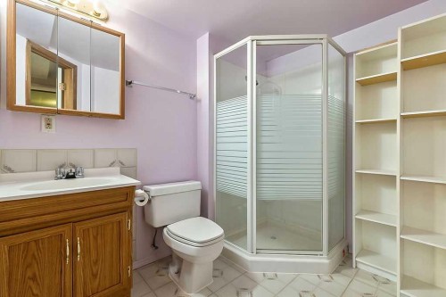 6416 28 Avenue Ne, Calgary, AB - Indoor Photo Showing Bathroom