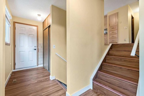 6416 28 Avenue Ne, Calgary, AB - Indoor Photo Showing Other Room