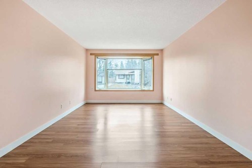 6416 28 Avenue Ne, Calgary, AB - Indoor Photo Showing Other Room