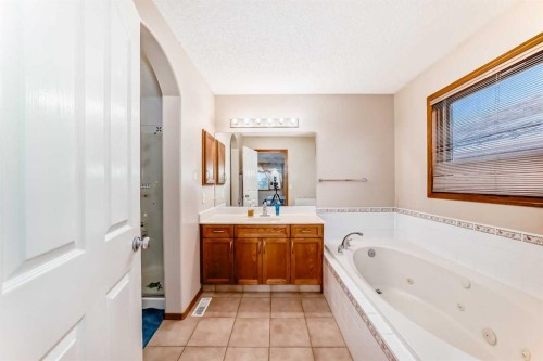 75 Hampstead Way Nw, Calgary, AB - Indoor Photo Showing Bathroom