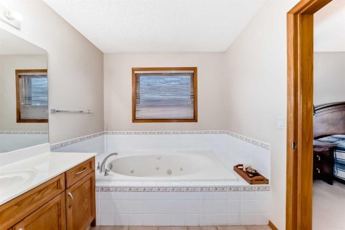 75 Hampstead Way Nw, Calgary, AB - Indoor Photo Showing Bathroom