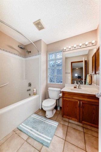 75 Hampstead Way Nw, Calgary, AB - Indoor Photo Showing Bathroom