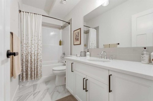 352 Coopersfield Rise Sw, Airdrie, AB - Indoor Photo Showing Bathroom