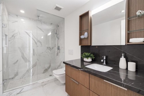 102-88 Waterfront Mews Sw, Calgary, AB - Indoor Photo Showing Bathroom