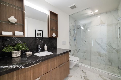 102-88 Waterfront Mews Sw, Calgary, AB - Indoor Photo Showing Bathroom