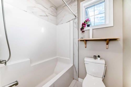 41 Shawnee Green Sw, Calgary, AB - Indoor Photo Showing Bathroom