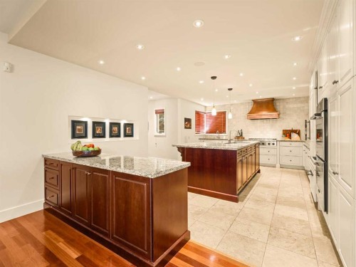 2716 Carleton Street Sw, Calgary, AB - Indoor Photo Showing Kitchen With Upgraded Kitchen