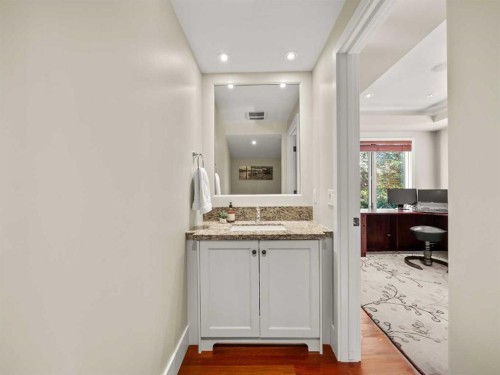 2716 Carleton Street Sw, Calgary, AB - Indoor Photo Showing Bathroom
