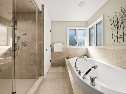 2716 Carleton Street Sw, Calgary, AB - Indoor Photo Showing Bathroom
