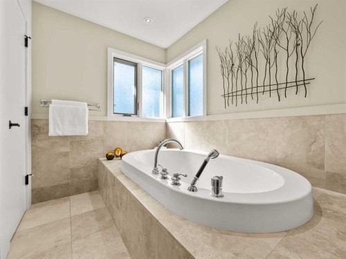 2716 Carleton Street Sw, Calgary, AB - Indoor Photo Showing Bathroom