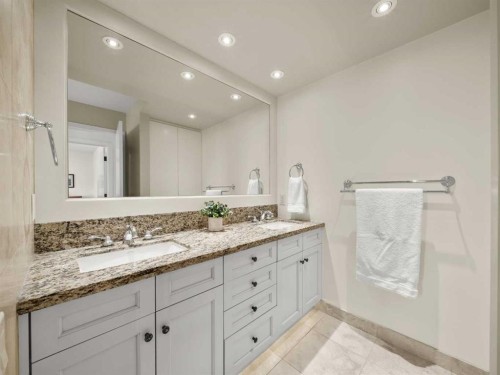 2716 Carleton Street Sw, Calgary, AB - Indoor Photo Showing Bathroom