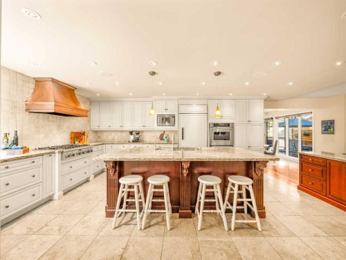 2716 Carleton Street Sw, Calgary, AB - Indoor Photo Showing Kitchen With Upgraded Kitchen