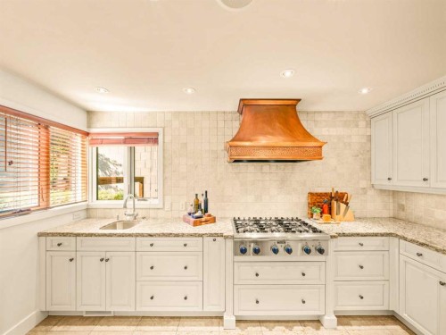 2716 Carleton Street Sw, Calgary, AB - Indoor Photo Showing Kitchen