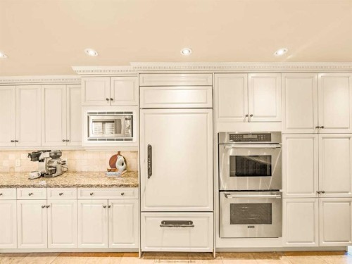 2716 Carleton Street Sw, Calgary, AB - Indoor Photo Showing Kitchen