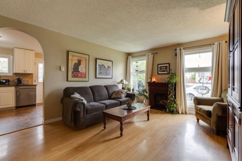 87 Falton Close Ne, Calgary, AB - Indoor Photo Showing Living Room