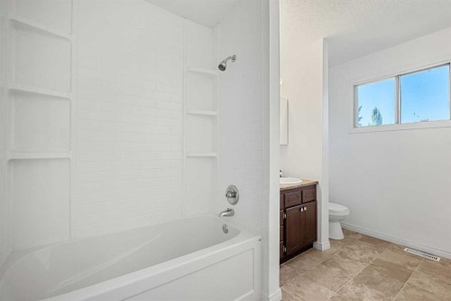 1640 15 Street Se, Calgary, AB - Indoor Photo Showing Bathroom