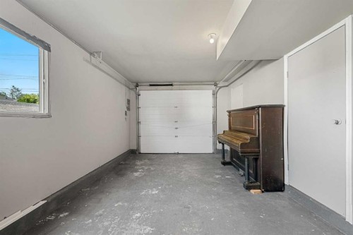1640 15 Street Se, Calgary, AB - Indoor Photo Showing Garage