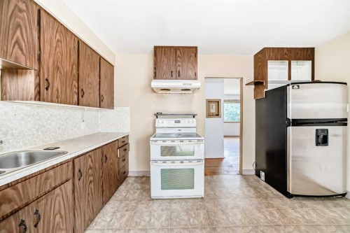 2809 38 Street Sw, Calgary, AB - Indoor Photo Showing Kitchen