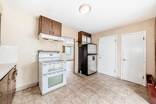 2809 38 Street Sw, Calgary, AB - Indoor Photo Showing Kitchen