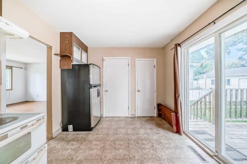 2809 38 Street Sw, Calgary, AB - Indoor Photo Showing Kitchen