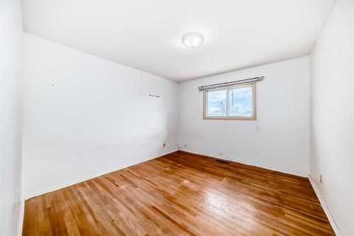 2809 38 Street Sw, Calgary, AB - Indoor Photo Showing Other Room