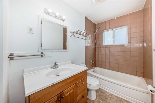 2809 38 Street Sw, Calgary, AB - Indoor Photo Showing Bathroom