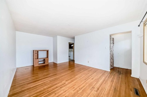 2809 38 Street Sw, Calgary, AB - Indoor