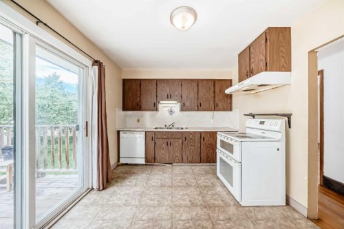 2809 38 Street Sw, Calgary, AB - Indoor Photo Showing Kitchen