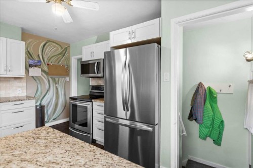 527 29 Street Nw, Calgary, AB - Indoor Photo Showing Kitchen