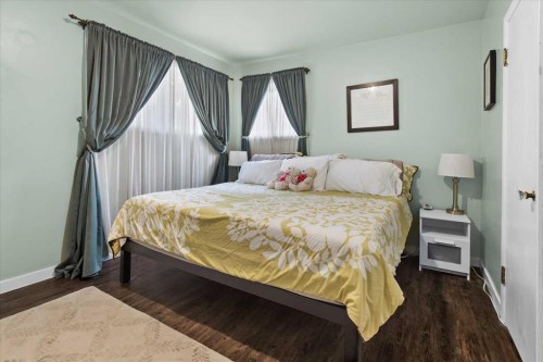 527 29 Street Nw, Calgary, AB - Indoor Photo Showing Bedroom
