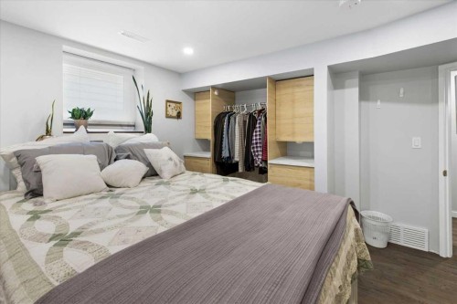 527 29 Street Nw, Calgary, AB - Indoor Photo Showing Bedroom