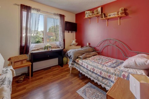 426 9 Street, Beiseker, AB - Indoor Photo Showing Bedroom