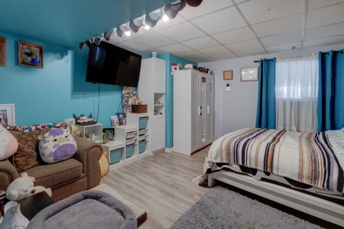 426 9 Street, Beiseker, AB - Indoor Photo Showing Bedroom