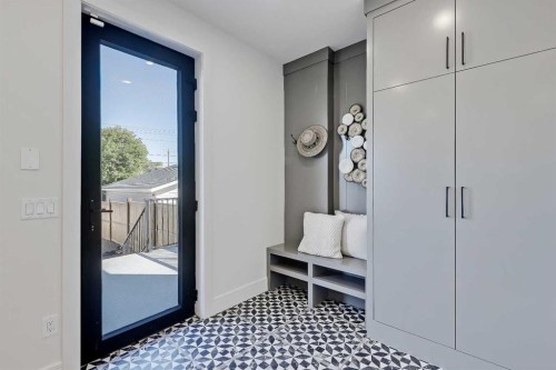 2838 34 Street Sw, Calgary, AB - Indoor Photo Showing Other Room