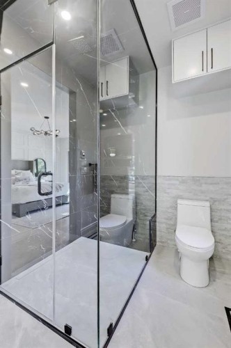 2838 34 Street Sw, Calgary, AB - Indoor Photo Showing Bathroom