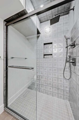 2838 34 Street Sw, Calgary, AB - Indoor Photo Showing Bathroom