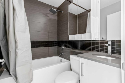 515 4 Avenue Ne, Calgary, AB - Indoor Photo Showing Bathroom