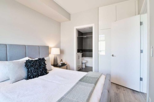 515 4 Avenue Ne, Calgary, AB - Indoor Photo Showing Bedroom