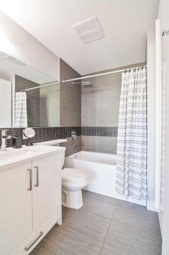 515 4 Avenue Ne, Calgary, AB - Indoor Photo Showing Bathroom