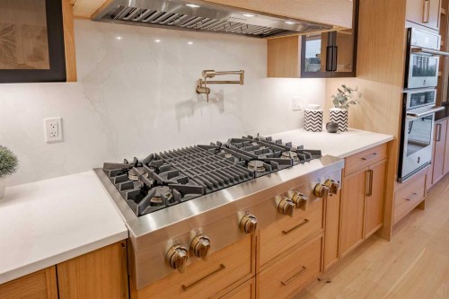 1651 St Andrews Place Nw, Calgary, AB - Indoor Photo Showing Kitchen With Upgraded Kitchen