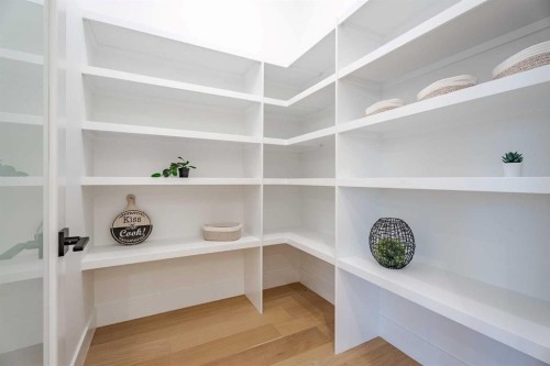 1651 St Andrews Place Nw, Calgary, AB - Indoor With Storage