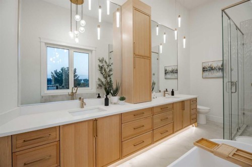 1651 St Andrews Place Nw, Calgary, AB - Indoor Photo Showing Bathroom