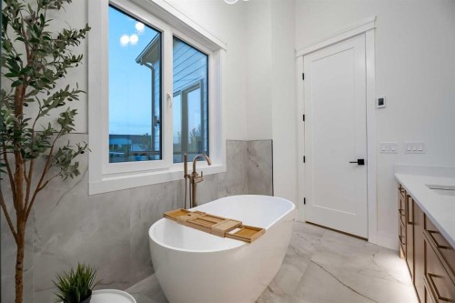 1651 St Andrews Place Nw, Calgary, AB - Indoor Photo Showing Bathroom