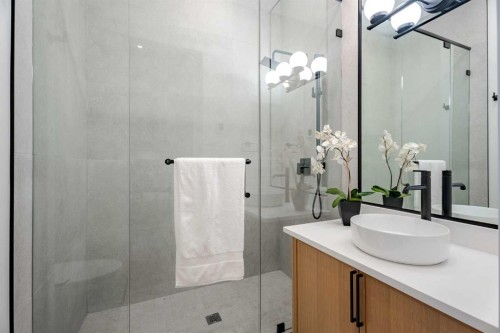 1651 St Andrews Place Nw, Calgary, AB - Indoor Photo Showing Bathroom