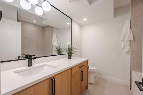 1651 St Andrews Place Nw, Calgary, AB - Indoor Photo Showing Bathroom