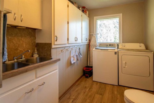 262022 Hwy 27, Rural Kneehill County, AB - Indoor Photo Showing Laundry Room